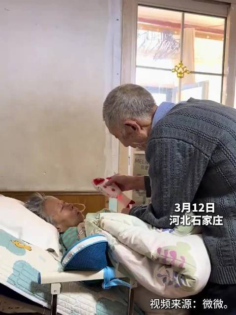 相濡以沫的爱情究竟是什么样？网友：人会老，但爱不会