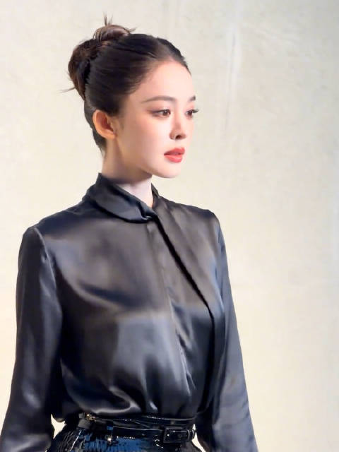 娜扎好长一条人，眼波流转皆是美！