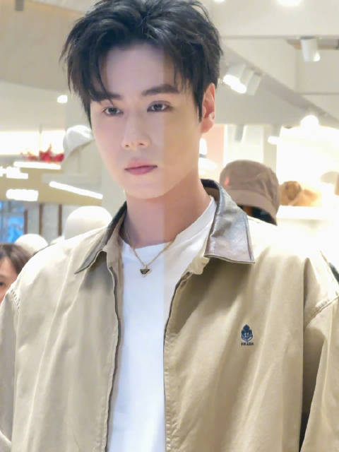 胡一天上身浅咖色系夹克亮相Prada上海线下活动