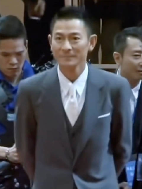 走路带风太帅了