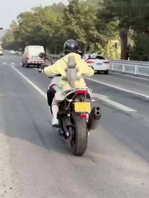 网友：小短腿是真不建议骑这么笨重的大型机车，太危险了，一旦有事就是致命的