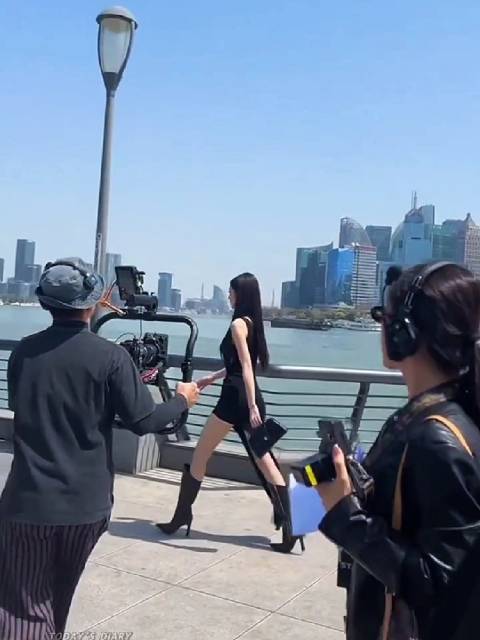 王玉雯外滩路透曝光，黑色短裙尽显飒爽气质
