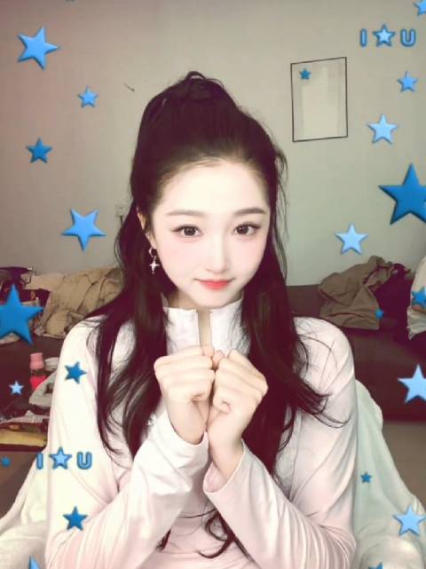 关晓彤在抖音分享日常，频繁与粉丝互动