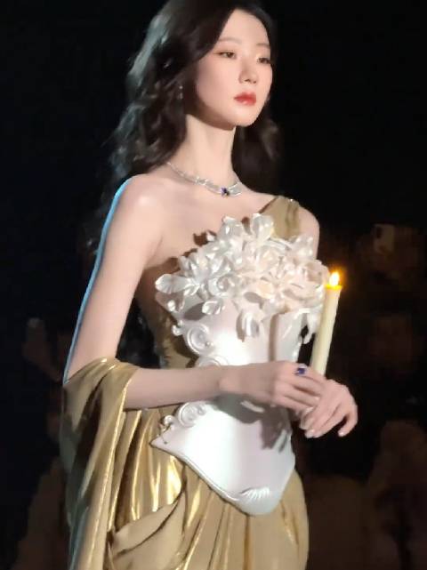 神女降临！张艺凡T台首秀完全女主人级别，小头小脸个子还高！