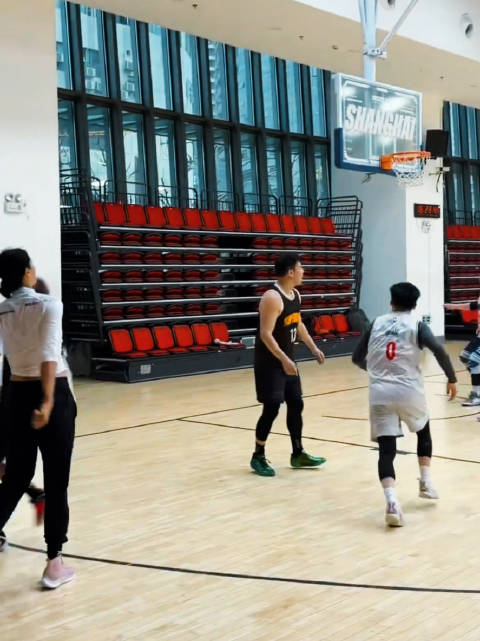 网友说这是那英和邓超一起打球的视频