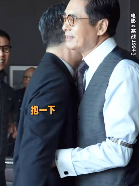发哥古仔灰白发西装眼镜造型亮相电影寒战1994