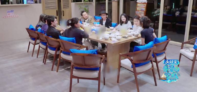 王鹤棣问在场的员工们有没有背着他建群吐槽？秦岚和沈月连忙否认 ！