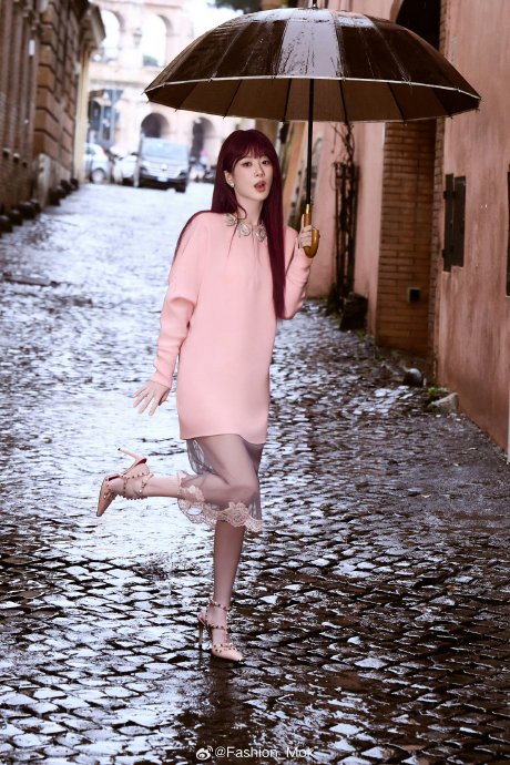 杨紫在2026年华伦天奴罗马大秀的粉钻长裙造型具体引发了哪些讨论？