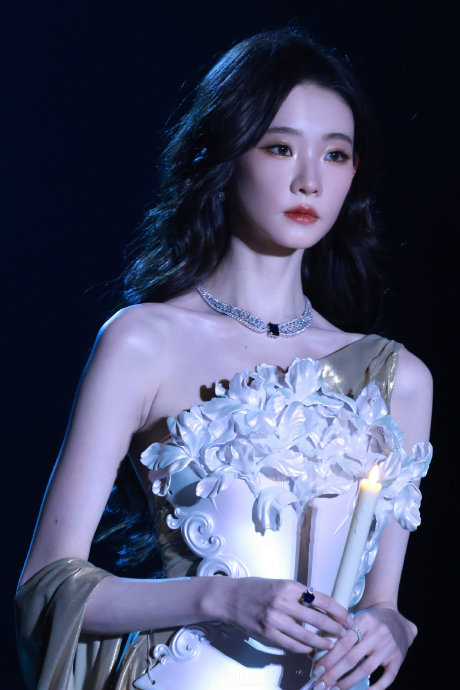 张艺凡“从油画里走出的神女”造型，其灵感来源和设计师是谁？