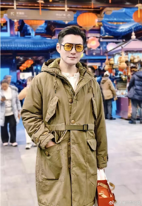 网友是如何对比分析“烧饼帅哥”和严屹宽在五官样貌上的异同的？