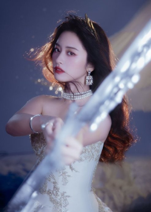 沈月在微博视界大会上穿的‘机械美姬’白色长裙具体是什么造型？