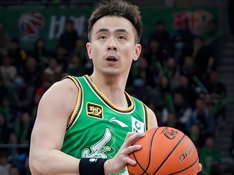 2米26徐昕，完胜莫兰德，球迷：CBA顶级中锋！