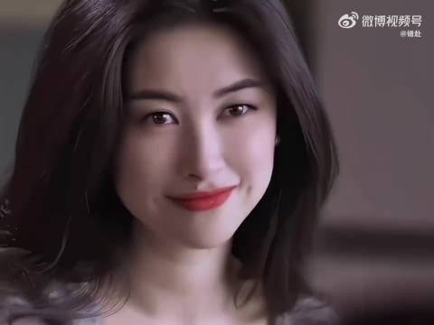 朱珠顶光生图颜值在线，眉眼妩媚气质出众