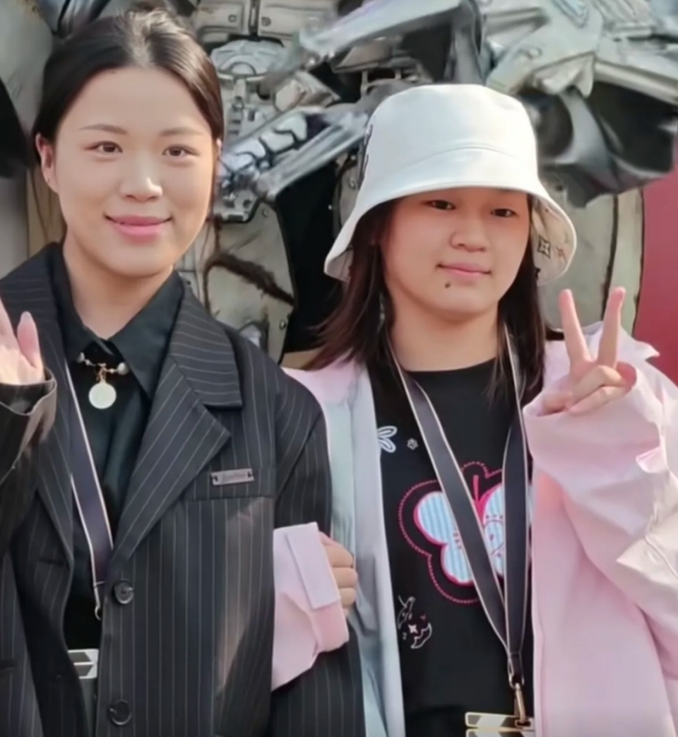 走出阴霾，全红婵与冠军杨倩游玩北京，大秀舞蹈帮路人哄孩子