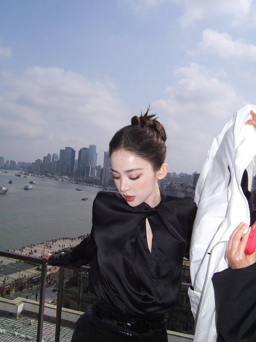 娜扎外滩随拍贵气十足引网友盛赞