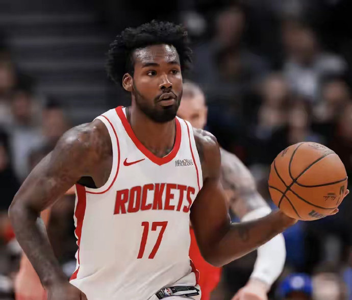 凯尔特人队在下半场具体采取了哪些战术调整成功限制了老鹰队的进攻？