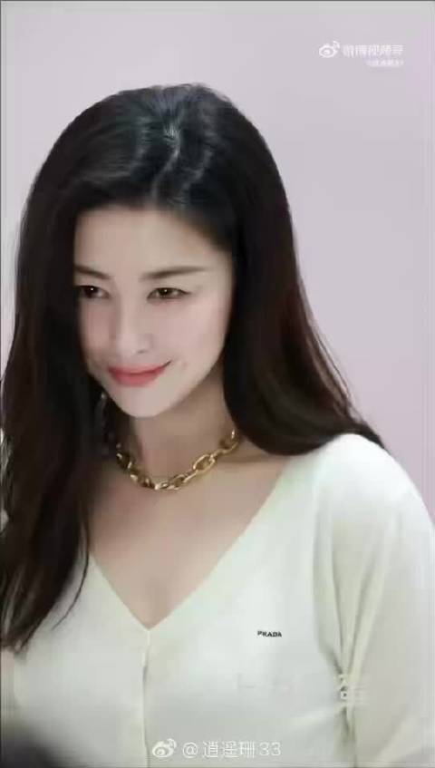 朱珠顶光下五官层次感惊艳