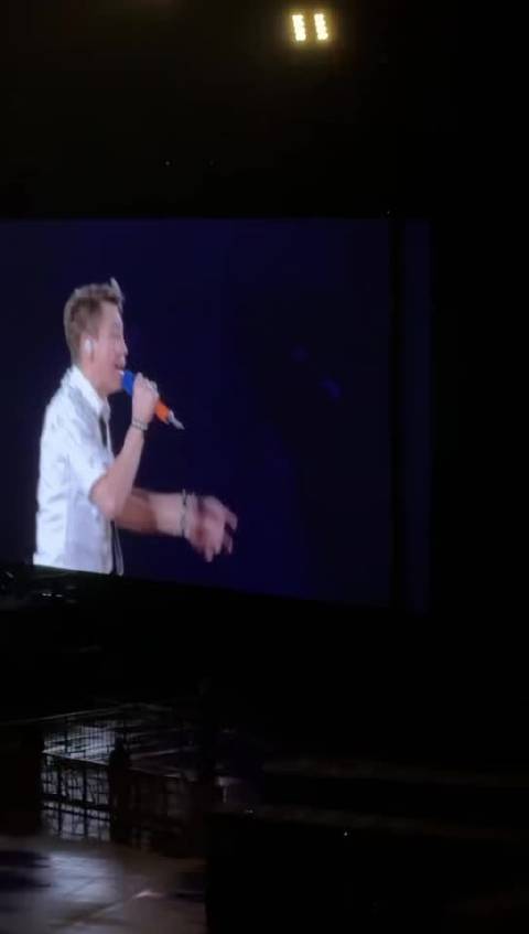 陶喆武汉湿身唱《心乱飞》，白衬衫黑领带配短裤引爆全场