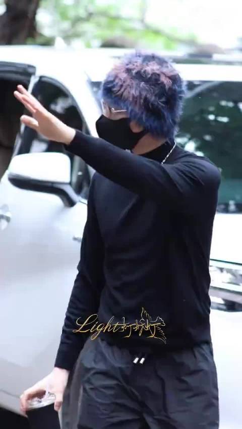 丁禹兮黑色高领配金丝眼镜上班路透个性十足