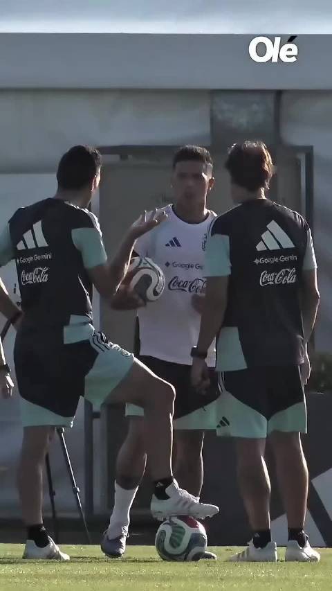 训练⚽ 跟斯卡说什么呢