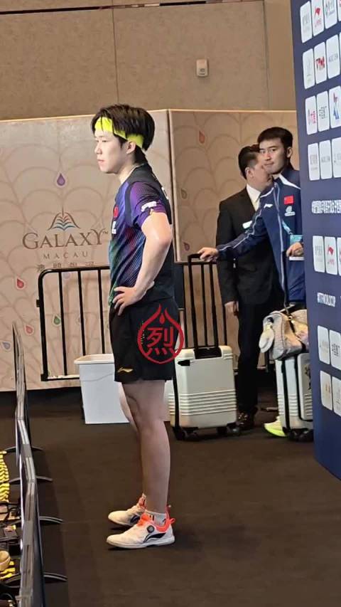 王皓认真执教王楚钦，等待王楚钦加班一起走，王楚钦啪嗒一板盖下来