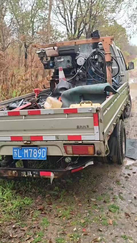 车主雨天坠沟救援拖车拖拉机铲车接连陷落