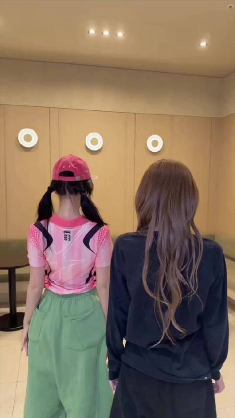 两位女孩友谊长存！