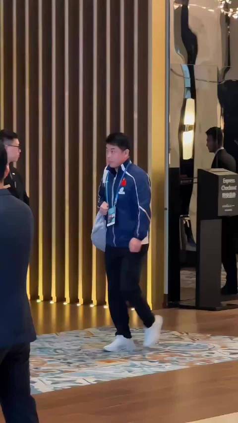 王皓督战梁靖崑失利后转场王楚钦，国乒伦敦世乒赛迎真正考验