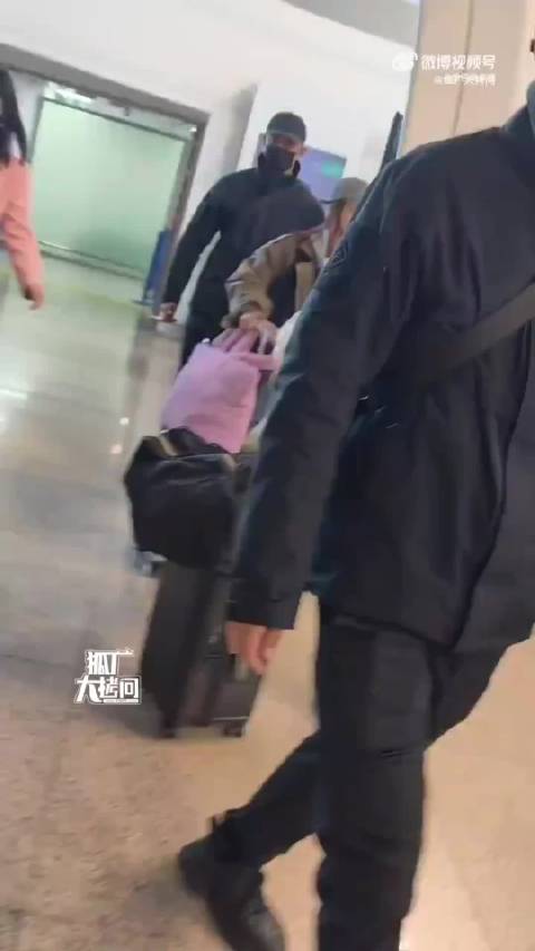 杨紫再遇戏服不合身困扰，现场缝补引热议