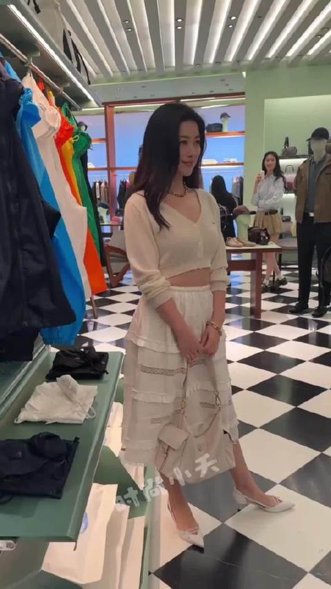 朱珠亮相上海Prada活动，针织衫配白裙，露腰造型，优雅又妩媚
