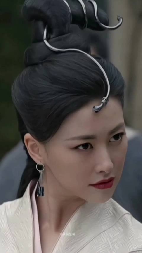朱珠真是漂亮，眼角眉梢皆是风情妩媚
