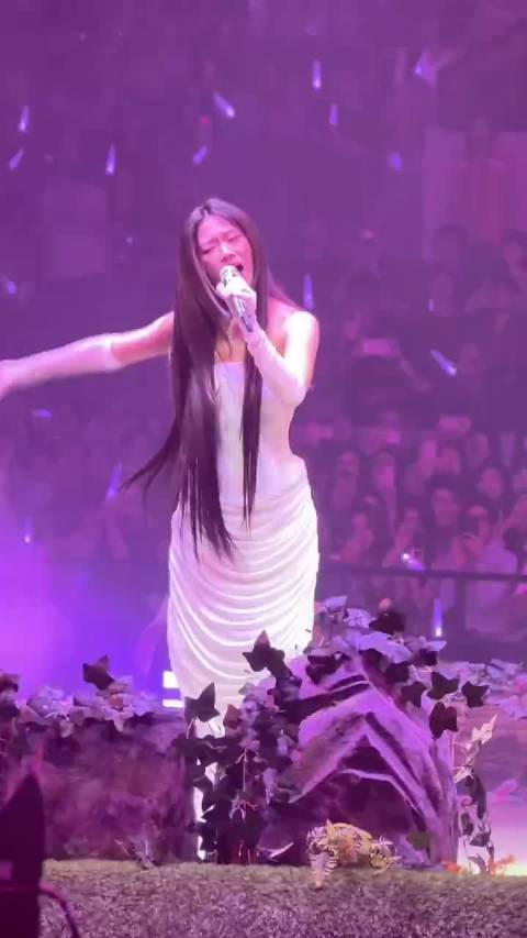 单依纯演唱会唱腔引热议，风格被指似华晨宇