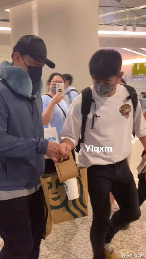 吴奇隆 王耀庆吴奇隆同框拥抱 舅舅还暖心送吴奇隆咖啡 好兄弟情深 哈哈