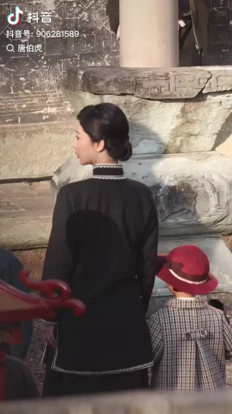 杨紫还原董竹君女士经典造型，新剧服装高度复刻历史照片