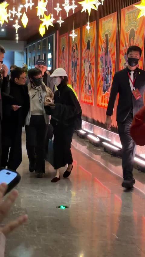 周冬雨参加马思纯新电影首映礼