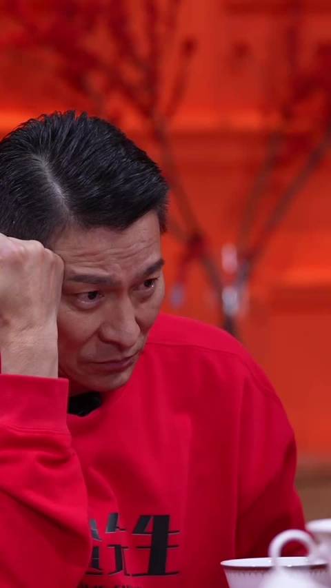 刘德华64岁被粉丝表白感动落泪