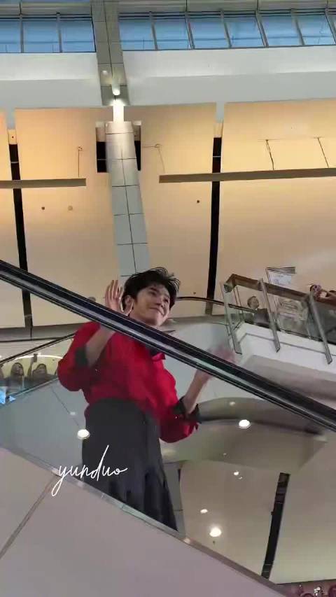 陈哲远泰国活动仰拍无死角，红黑衬衫叠穿贵气十足