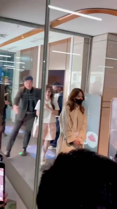 韩安冉回应Angelababy状态质疑，赞其四十岁如芭比娃娃