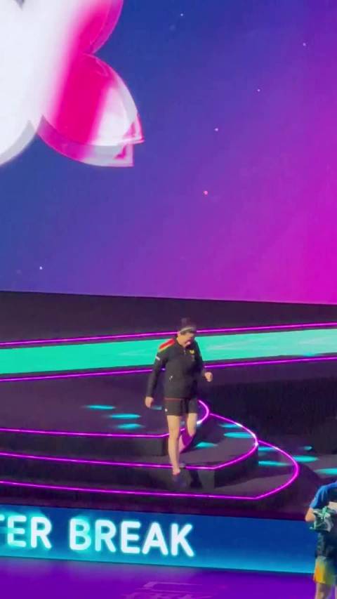 有位余思洁在我女进场的时候喊了好大声： “王曼昱，我爱你”