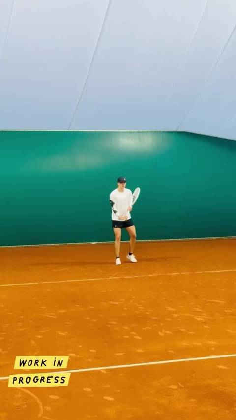 斯瓦泰克晒红土训练视频，法网冠军备战斯图加特