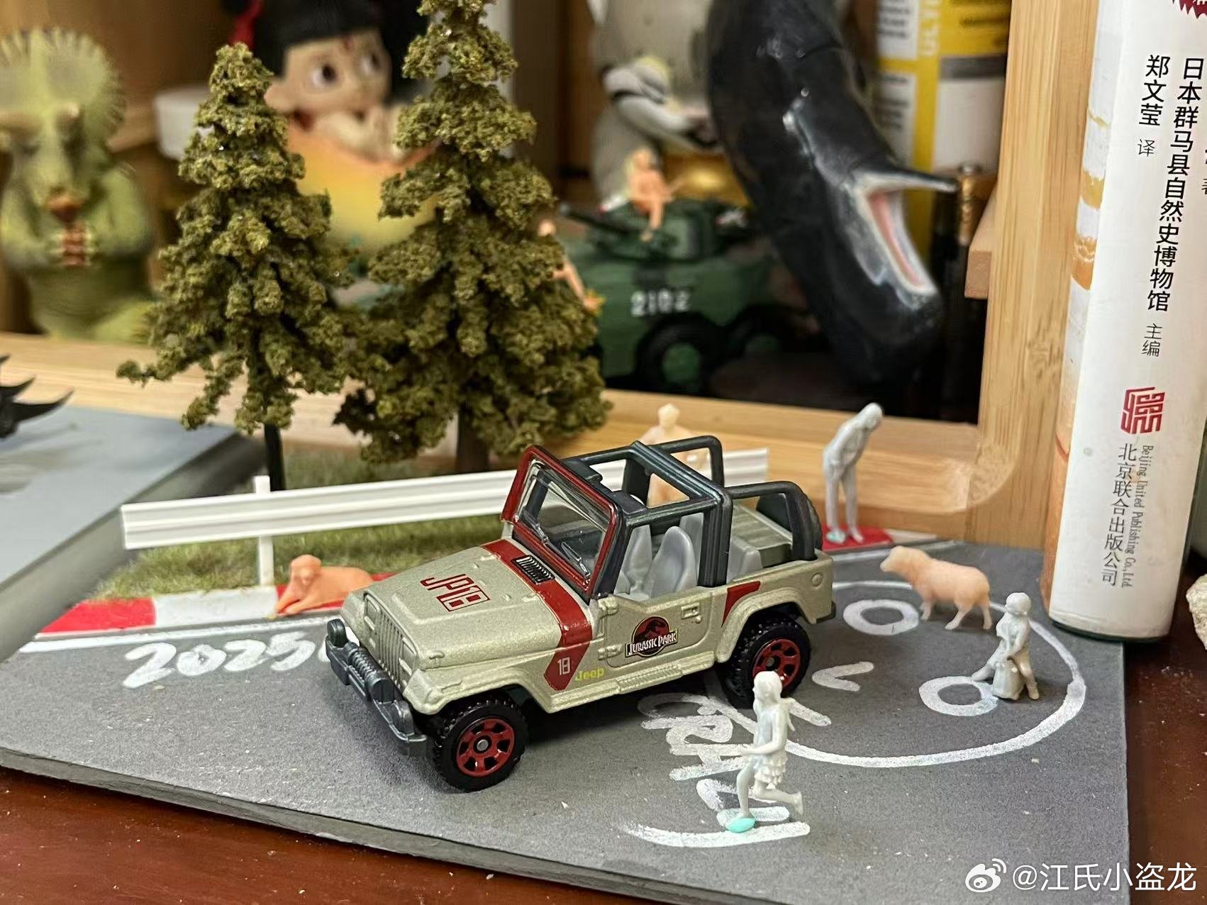 视频：火柴盒侏罗纪世界车模与桌面场景搭配展示