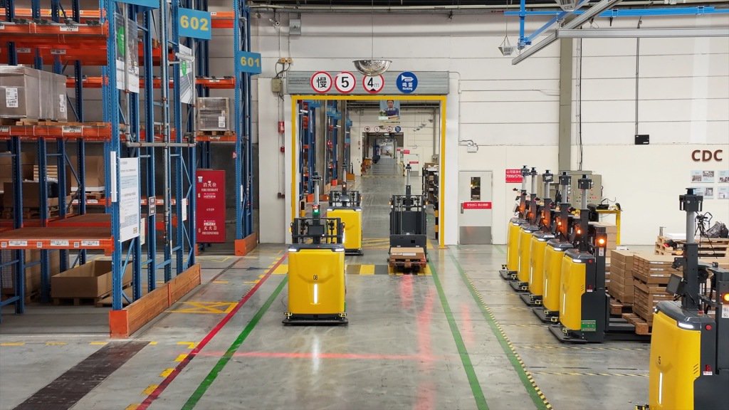 井松智能的多台AGV协同作业。受访者供图