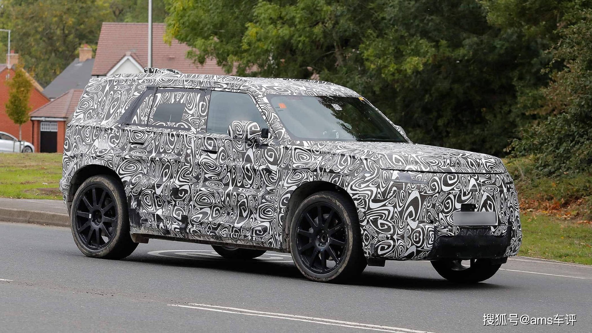 “小号卫士”要来了？路虎首款纯电卫士曝光，面向年轻人