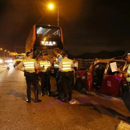 香港一公交车撞上出租车，66岁男出租车司机及37岁男乘客死亡，公交车上两名乘客受伤，49岁男公交车司机被捕