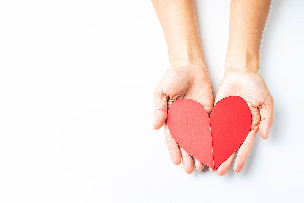 地铁吐血女孩接收捐款账户被封，银行并非冷血