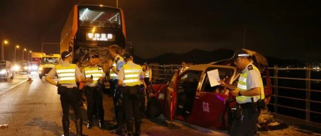 香港青马大桥一公交车撞上出租车，致2人死亡
