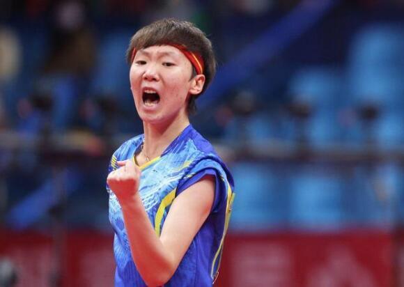 乒乓球世界杯：王曼昱开场连得6分！连吃2发球仍轰11-5，1-0领先