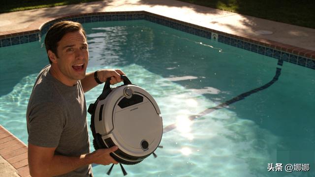 笑不活了!男子拿扫地机扫泳池，结果直接下水“打工”了_娜娜