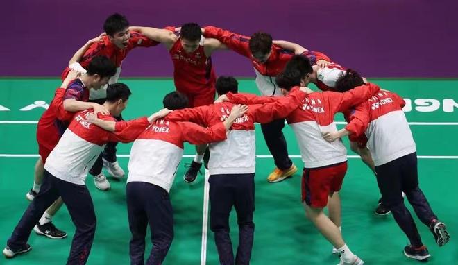 2-1夺冠!8年,整整等了8年,国羽男单重夺世界第1,这一刻等太久