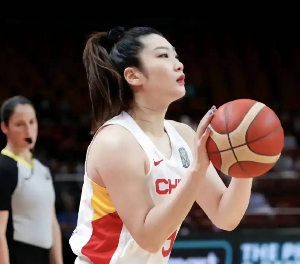 女篮深夜官宣新名单！李梦无缘杨舒予刘禹彤挑大梁宫导剑指世预赛